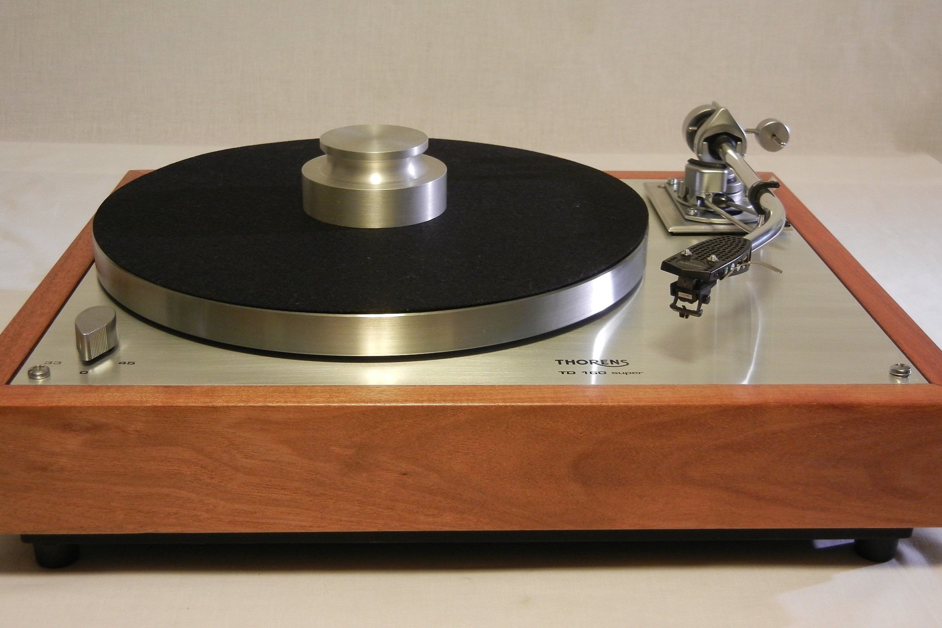 Ein Klassiker unter den Plattendrehern: Den TD-160 von Thorens gab es in verschiedensten Varianten und mit diversen Tonarmen: Besonders begehrt ist der TD-160 Super mit SME-Tonarm.